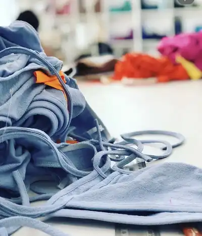 Peças azuis em processo de produção na Seam Rio