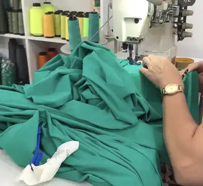 Costura de tecido verde em máquina industrial na Seam Rio